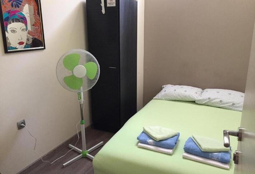 اتاق اکونومی, Art Guesthouse