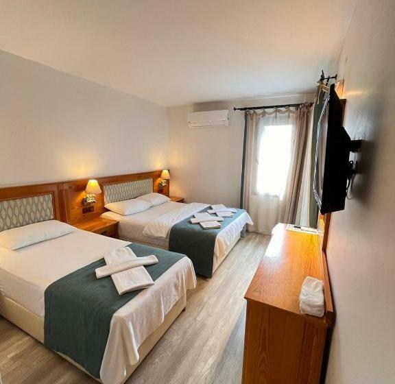 חדר סטנדרט לשלושה עם נוף לבריכה, Yelken Hotel Akyaka