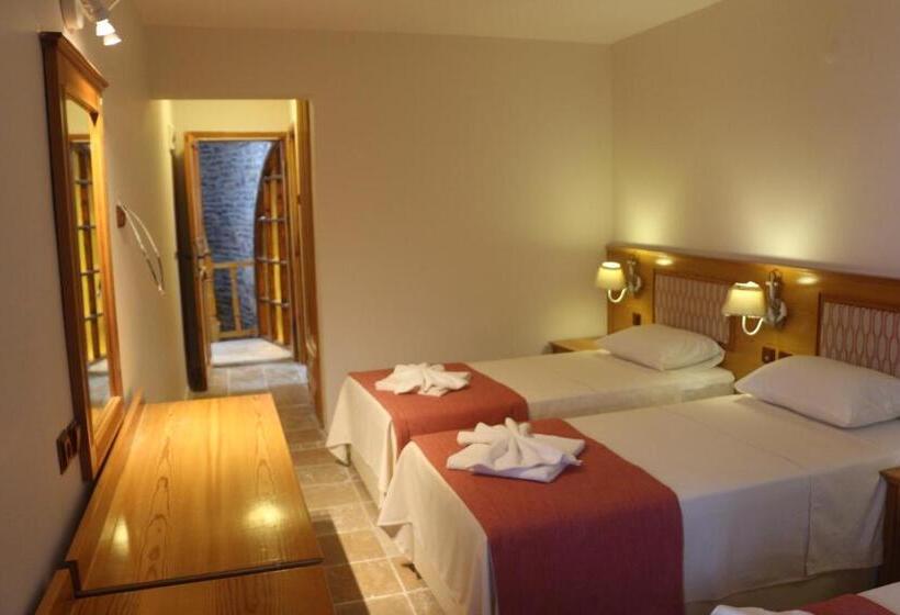 חדר סטנדרט לשלושה עם נוף לבריכה, Yelken Hotel Akyaka