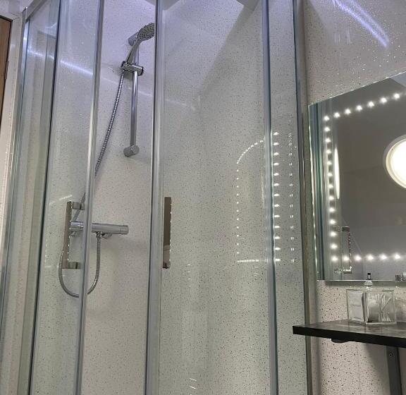 Номер Стандарт, Ashbourne House