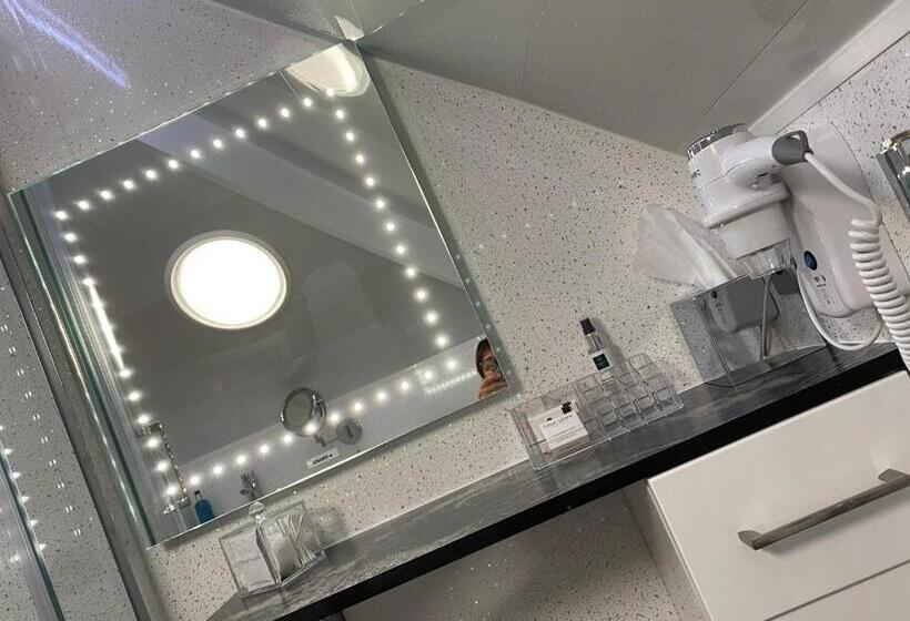 Номер Стандарт, Ashbourne House