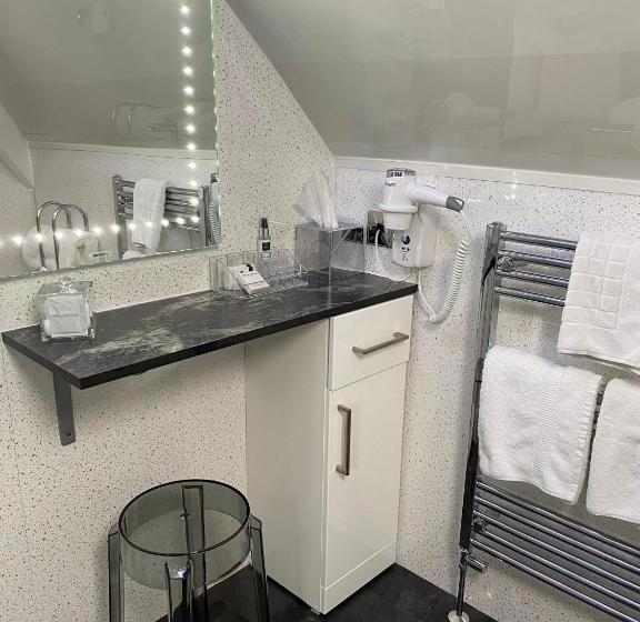 Номер Стандарт, Ashbourne House