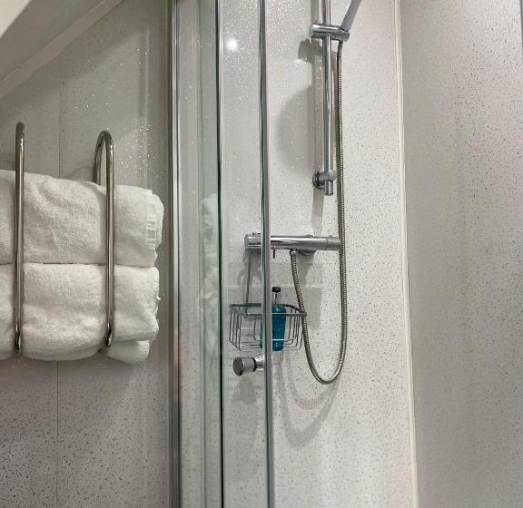 Номер Стандарт, Ashbourne House