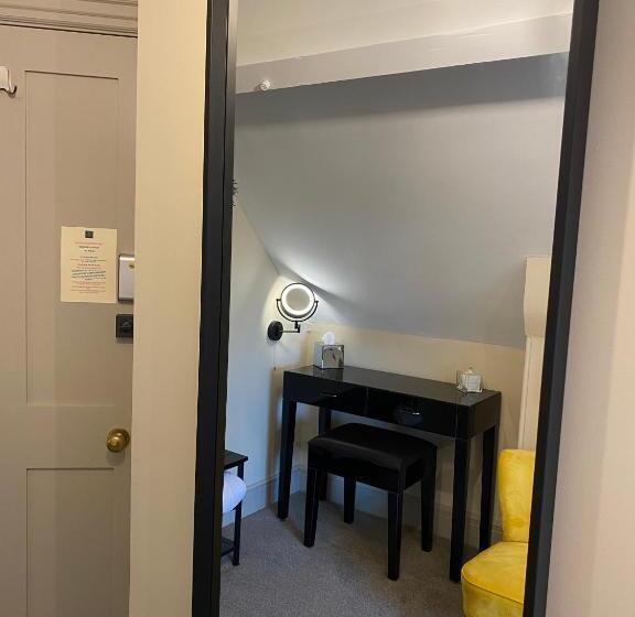 Номер Стандарт, Ashbourne House