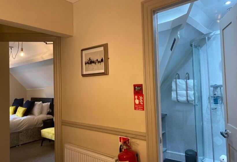 Номер Стандарт, Ashbourne House