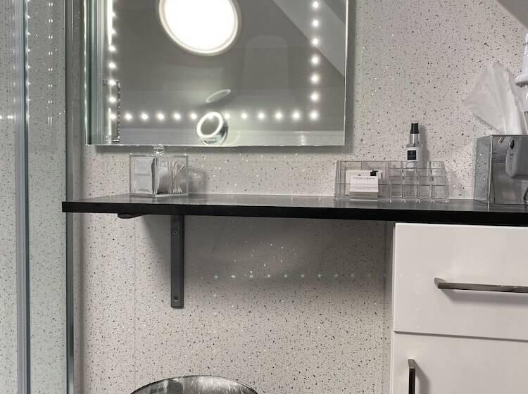 Номер Стандарт, Ashbourne House