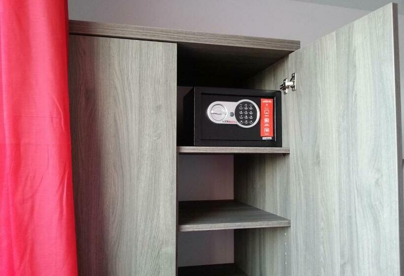 غرفة قياسية رباعية, De La Plage