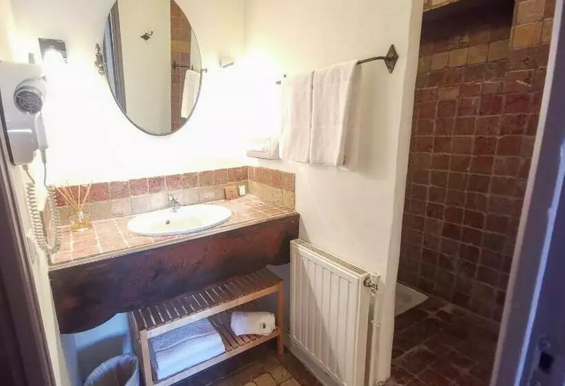 テラス付きスタンダードルーム, Hôtel Sous Les Figuiers   Piscine, Parking, Centre Ville