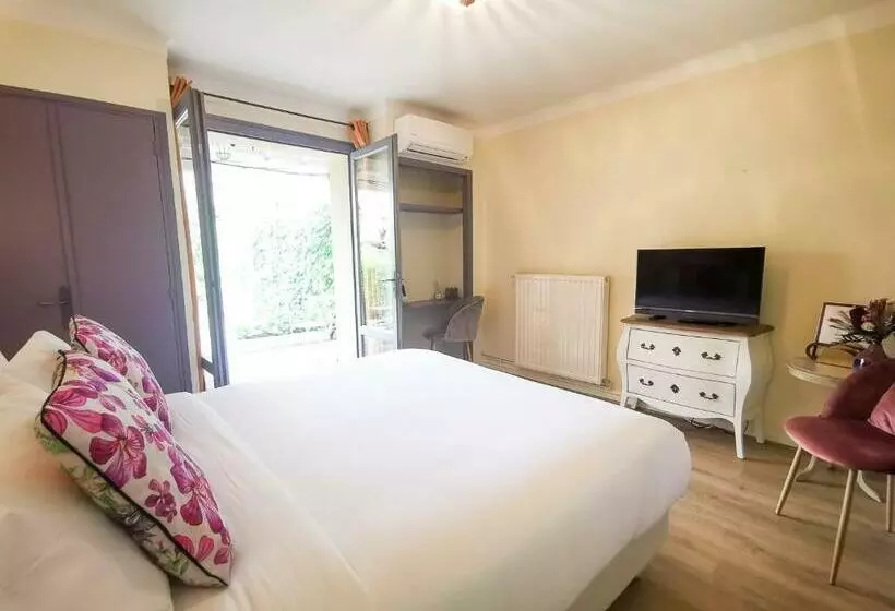 テラス付きスタンダードルーム, Hôtel Sous Les Figuiers   Piscine, Parking, Centre Ville
