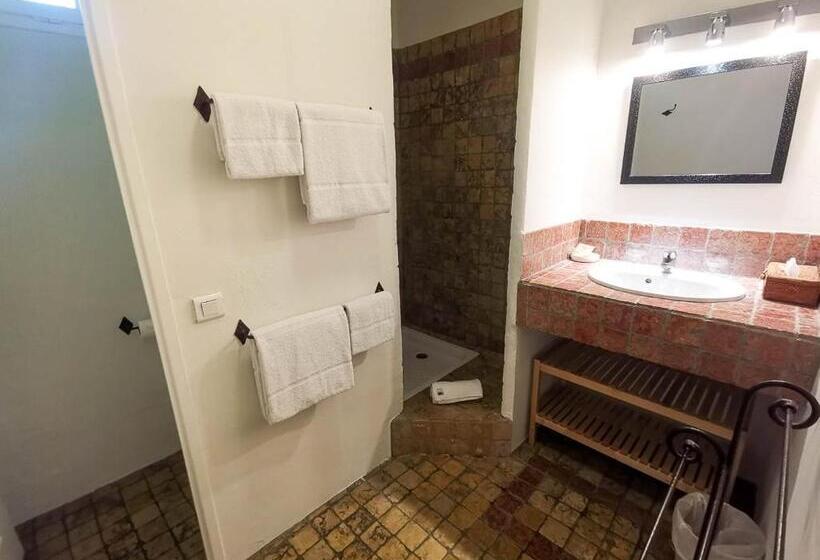 חדר סטנדרט לשלושה עם טרסה, Hôtel Sous Les Figuiers   Piscine, Parking, Centre Ville