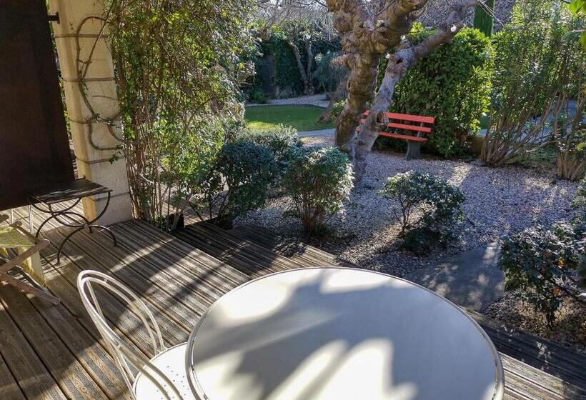 חדר סטנדרט לשלושה עם טרסה, Hôtel Sous Les Figuiers   Piscine, Parking, Centre Ville