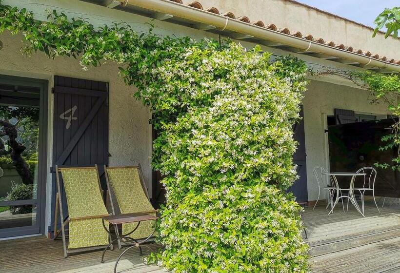 חדר סטנדרט לשלושה עם טרסה, Hôtel Sous Les Figuiers   Piscine, Parking, Centre Ville