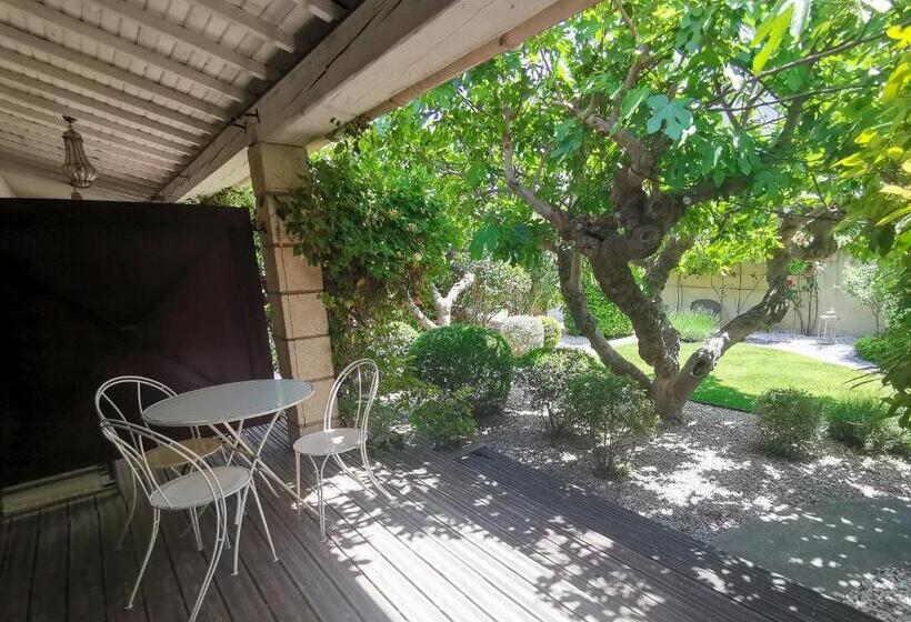 חדר סטנדרט לשלושה עם טרסה, Hôtel Sous Les Figuiers   Piscine, Parking, Centre Ville