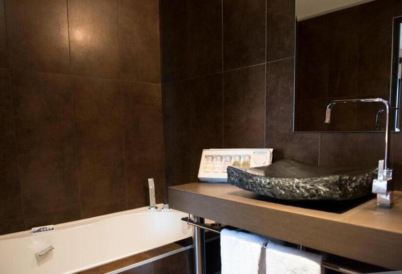 جناح جونيور, Le Domaine Des Lys