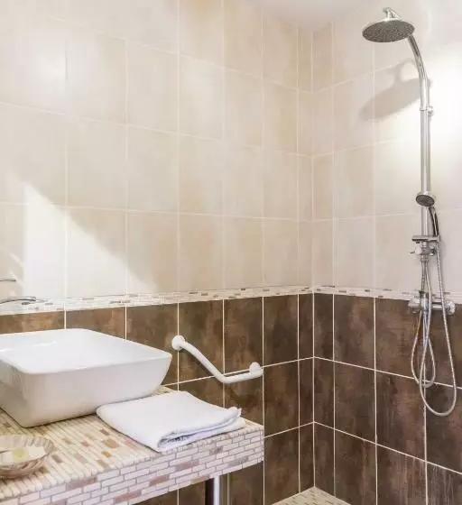 スタンダード４人部屋, Logis Hôtel L Oliveraie