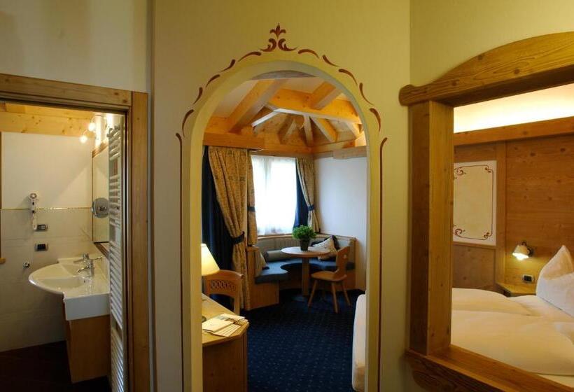 جناح جونيور, Alphotel Taller