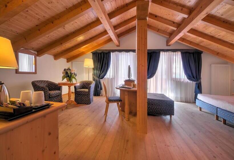 جناح جونيور, Alphotel Taller