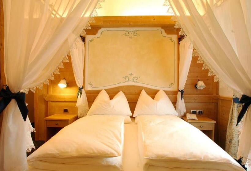 جناح جونيور, Alphotel Taller