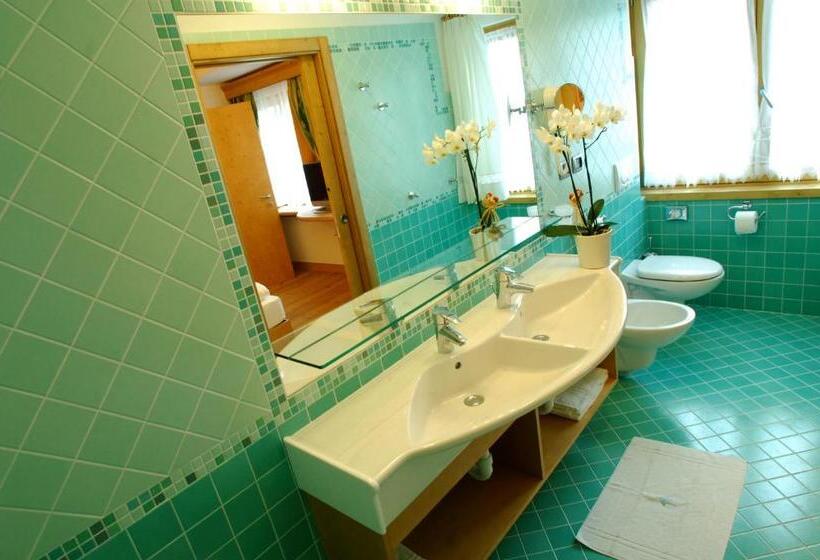 جناح جونيور, Alphotel Taller