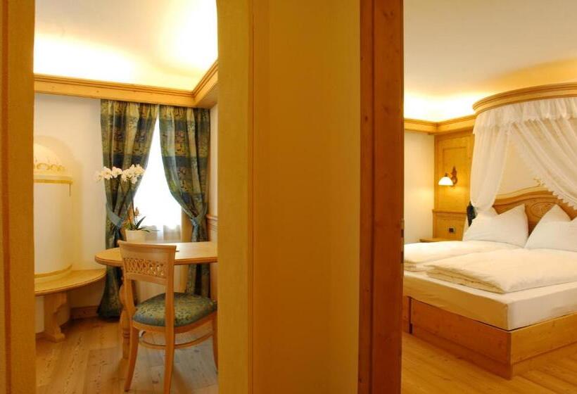 جناح جونيور, Alphotel Taller