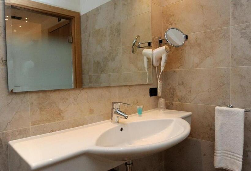 جناح جونيور, Alba