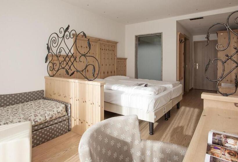 جناح جونيور, Alba