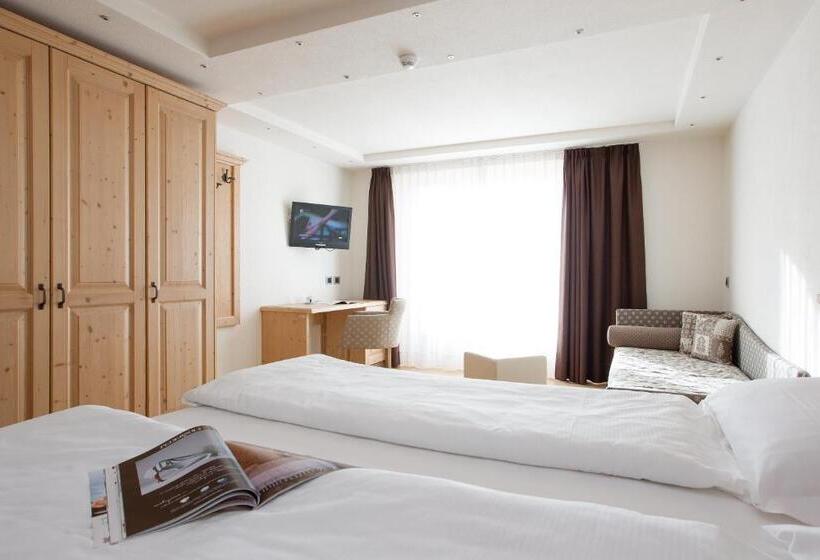 جناح جونيور, Alba