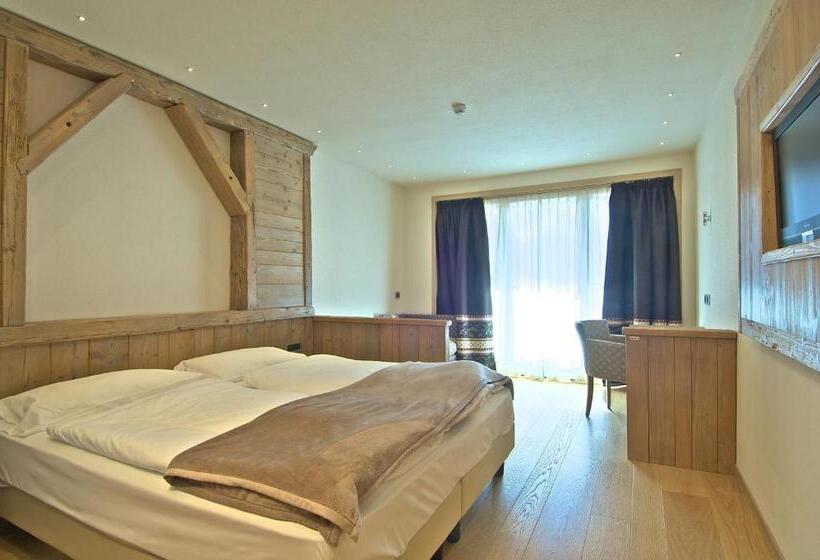 جناح جونيور, Alba