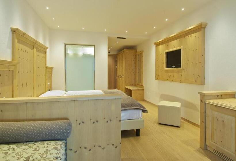 جناح جونيور, Alba