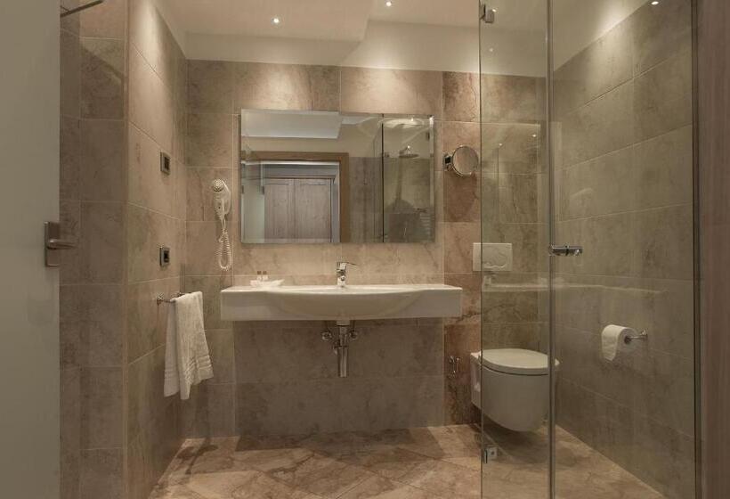 جناح جونيور, Alba