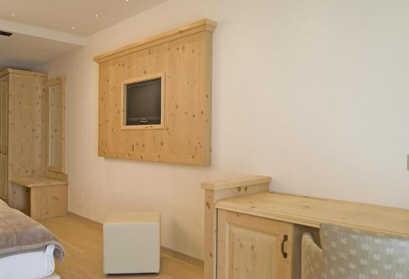 جناح جونيور, Alba