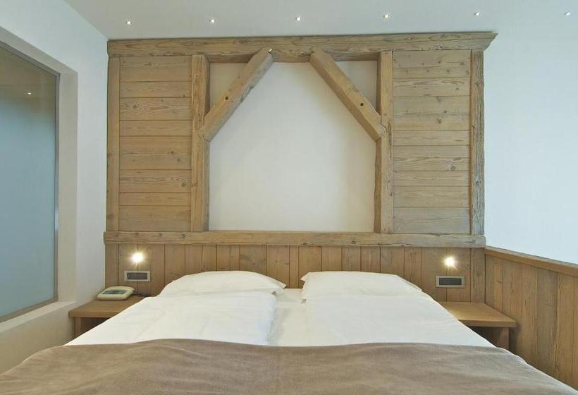 جناح جونيور, Alba