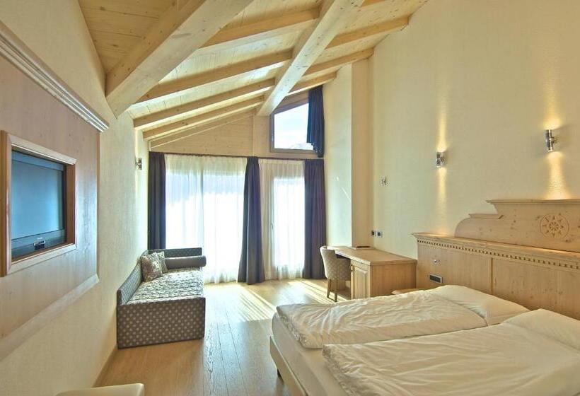 جناح جونيور, Alba