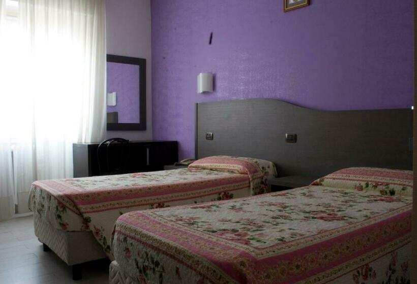 Номер Стандарт Трехместный, Renato