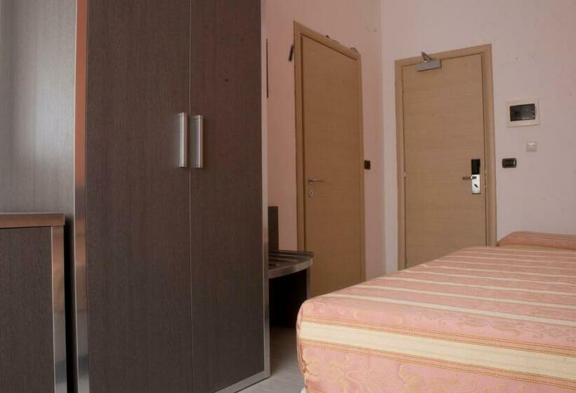 Номер Стандарт Трехместный, Renato