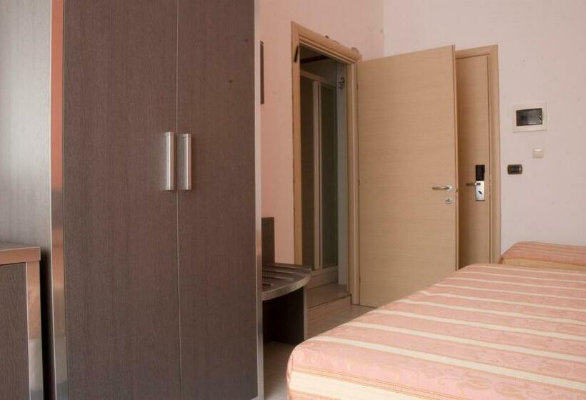 Номер Стандарт Трехместный, Renato