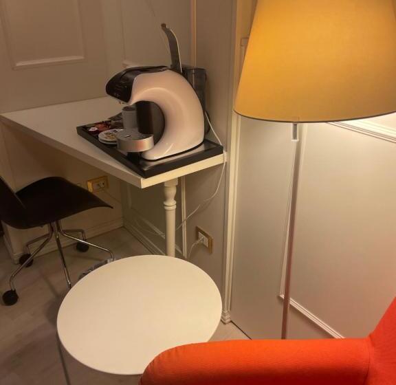 اتاق استاندارد سه نفره, Ariston