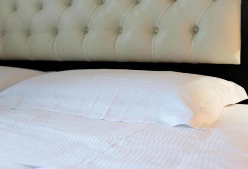 اتاق استاندارد سه نفره, Ariston