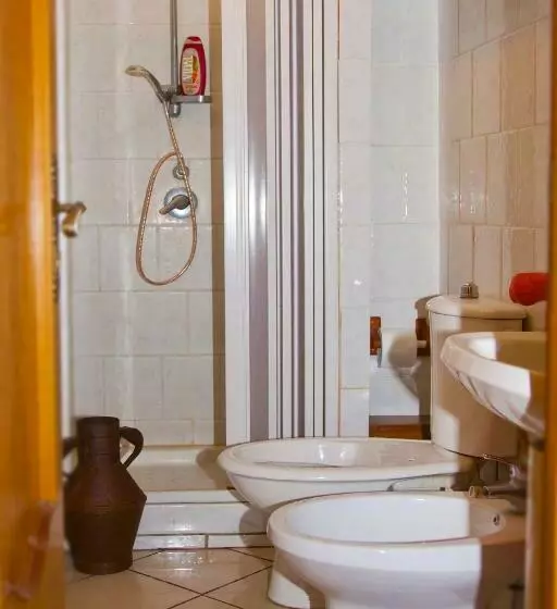 اتاق استاندارد یک تخته با سرویس بهداشتی مشترک, B&b Garibaldi