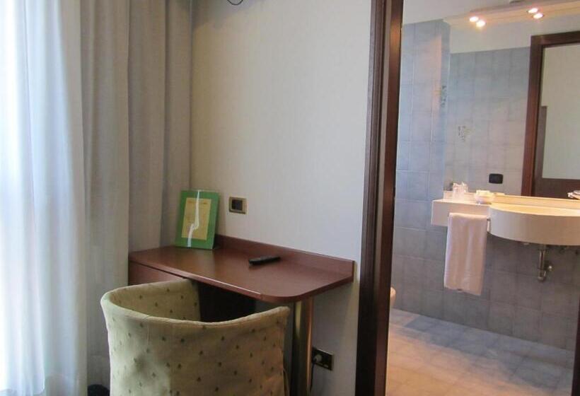 غرفة قياسية فردية, Green Castellani