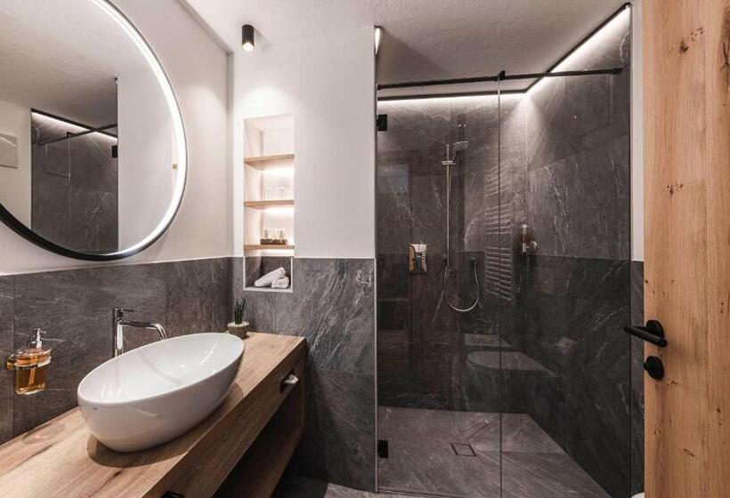 Люкс Вид на Сад, Chalet Grumer Suites&spa