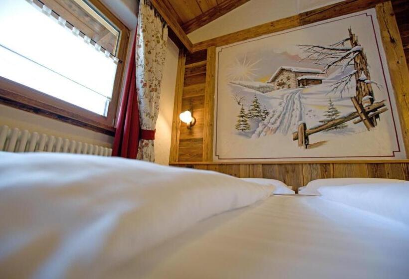 سوئیت جونیور با ماساژ آبی, Crosal