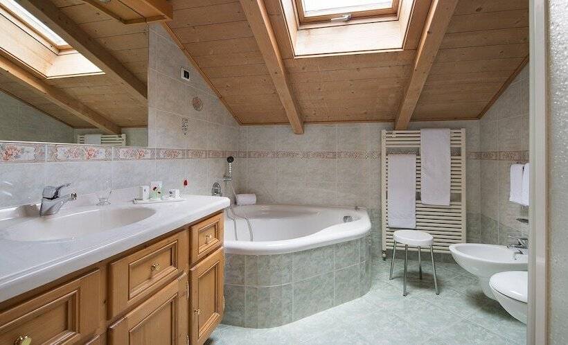 اتاق سوپریور, Crosal