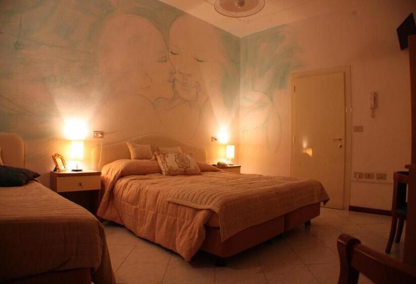 Standar Háromágyas Szoba Erkéllyel, Julia