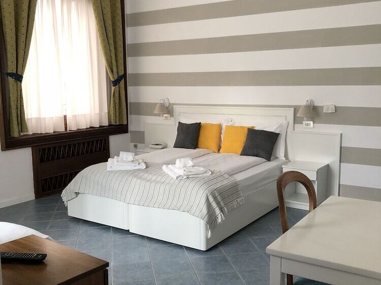 스탠다드 트리플 룸 가든 전망, La Fontana