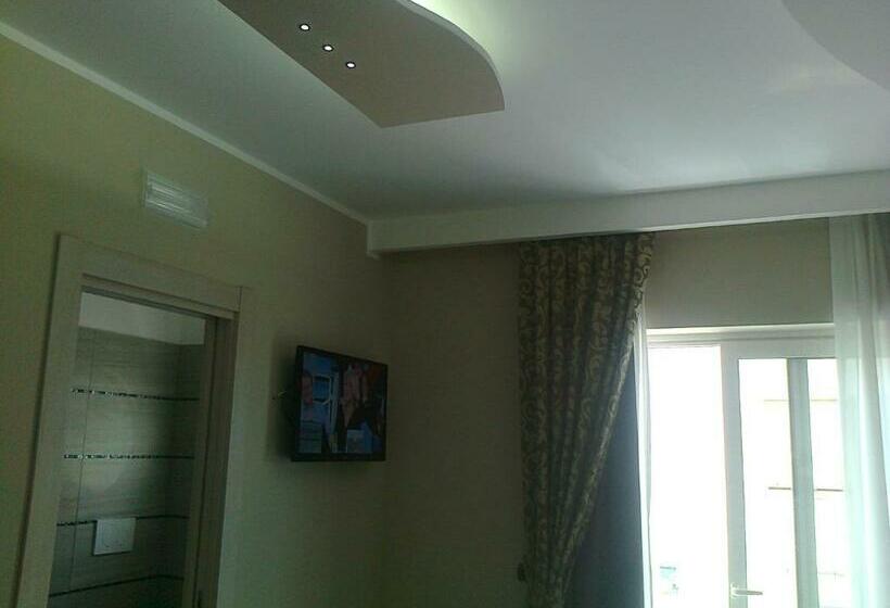 Camera Standard Vista Mare Laterale, L'approdo