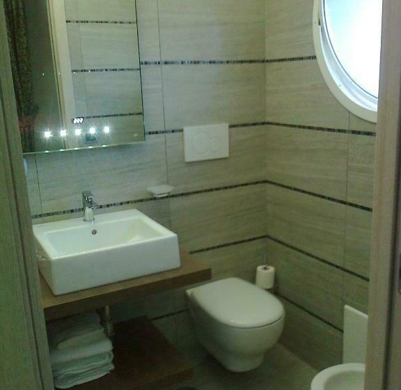 Camera Standard Vista Mare Laterale, L'approdo