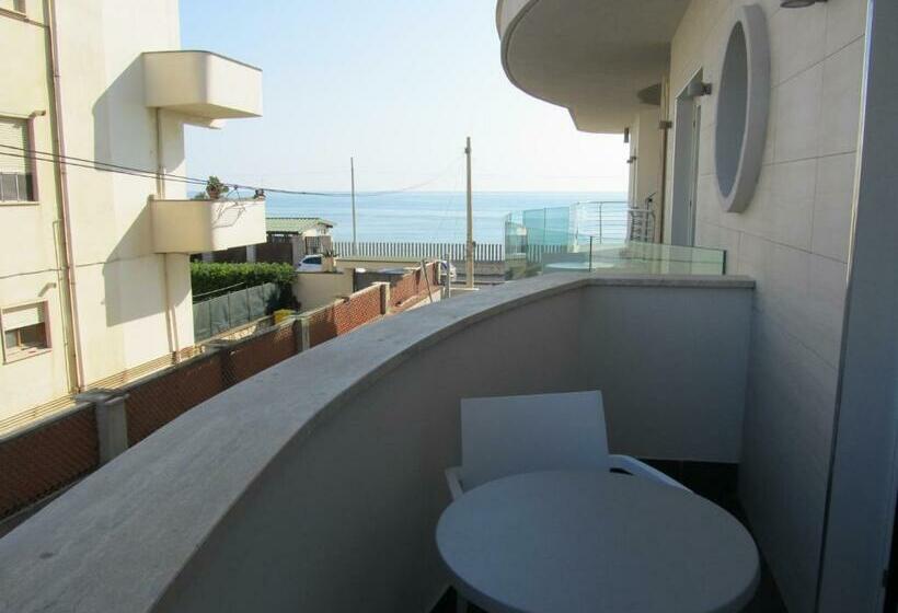 Camera Standard Vista Mare Laterale, L'approdo