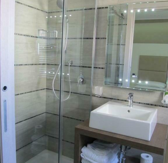 Camera Standard Vista Mare Laterale, L'approdo