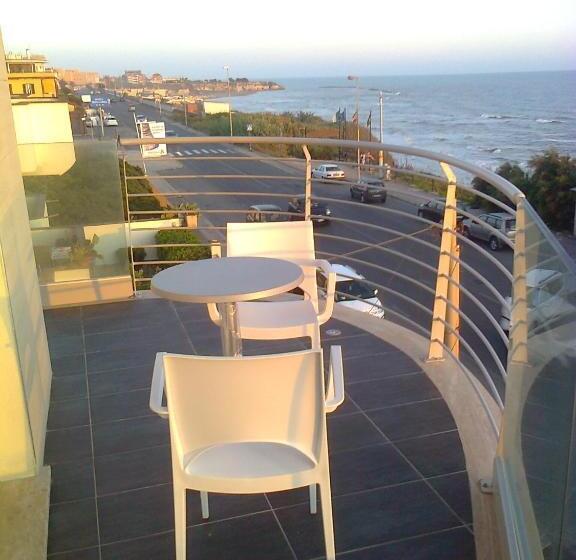 Camera Superiore Vista Mare, L'approdo